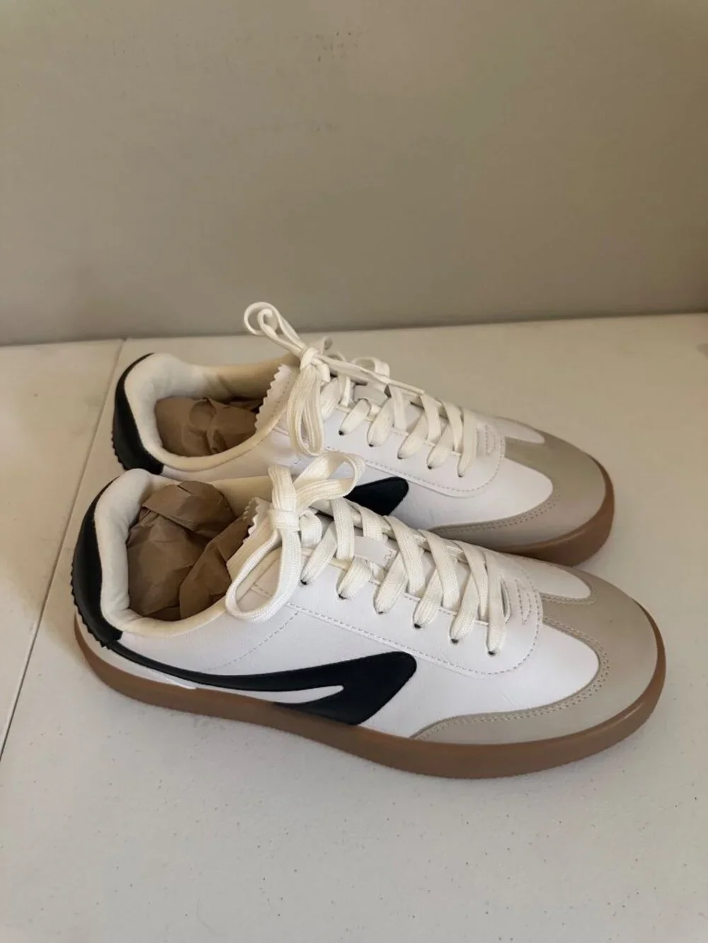 DV by Dolce Vita Voyage sneakers featuring a distinct black size 10 NWT